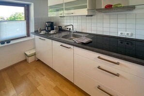 Réfrigérateur, four, plaque de cuisson, lave-vaisselle