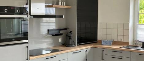 Réfrigérateur, four à micro-ondes, un four, surface de cuisson