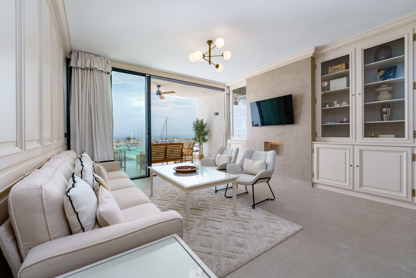 Een smart-tv en een open haard