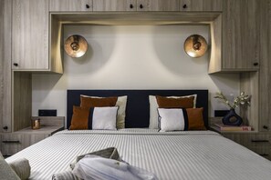 2 habitaciones, tabla de planchar con plancha y cuna de viaje