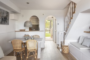 Dining - Duplex Familial Avec 2 Chambres et 2 Salles de Bains, Avec Piscine Partagée (Llançà)