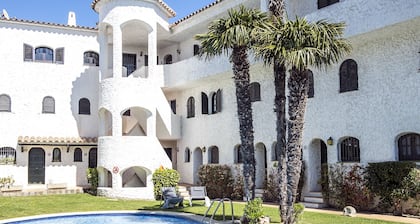 Duplex en premiĂšre ligne de mer avec piscine communautaire pour 6 personnes