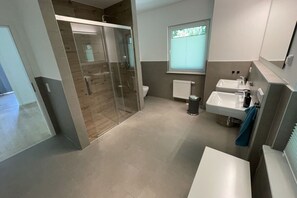 Douche, sèche-cheveux, serviettes fournies