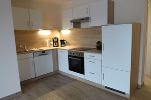 Kjøleskap, mikrobølgeovn, kokeplater og oppvaskmaskin