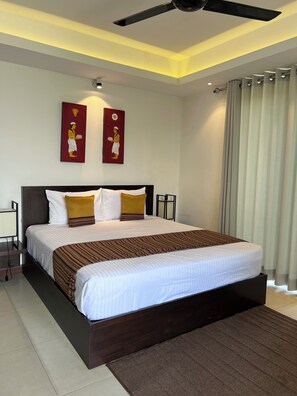 Dobbeltrom – deluxe, fjellutsikt | Safe på rommet, skrivebord, strykejern/-brett og wi-fi (inkludert)