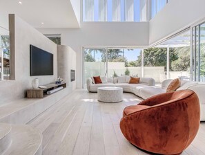 Smart TV, fireplace - Indulge in luxury in Mermaid Waters, where a brand new bespoke home awaits you! (Gold Coast)