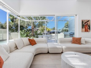 Smart TV, fireplace - Indulge in luxury in Mermaid Waters, where a brand new bespoke home awaits you! (Gold Coast)