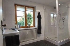 Dusche, Bidet, Handtücher