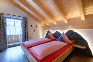 1 dormitorio y tabla de planchar con plancha