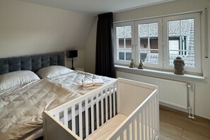 2 slaapkamers, een strijkplank/strijkijzer, reisbedje, gratis wifi