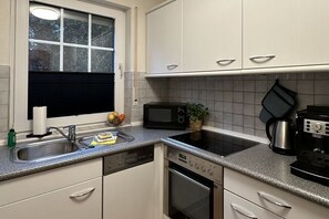Réfrigérateur, micro-ondes, four, plaque de cuisson