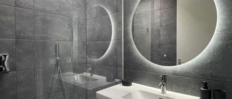 Douche, serviettes fournies