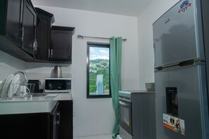 Frigorifero, microonde, forno, piano cottura