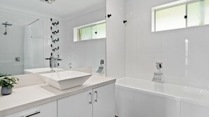 Dusche, Haartrockner, Handtücher