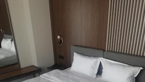 Habitación Deluxe | Ropa de cama de alta calidad y escritorio 