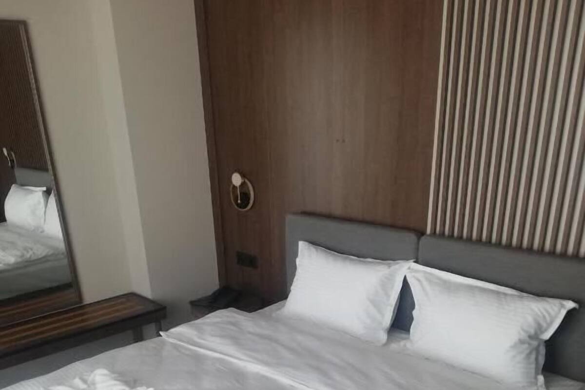 1 habitación, ropa de cama de alta calidad y escritorio