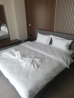 华丽客房 | 高档床上用品、办公桌、笔记本电脑工作区、隔音