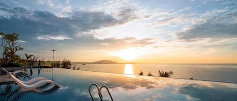 6 outdoor pools, pool umbrellas, sun loungers