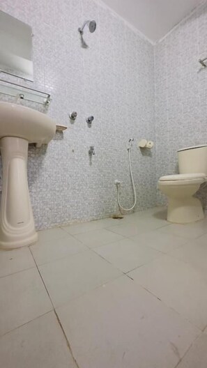 Produtos de toalete grátis, chinelos, toalhas de banho, sabonete