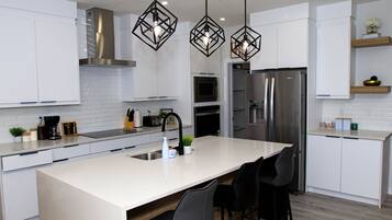 Chaise haute, batterie de cuisine, vaisselle et ustensiles