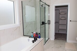 Secadora de cabello, toallas, jabón, shampoo