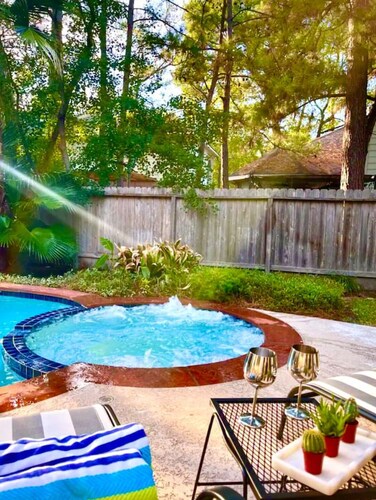 Lovely Woodlands home w/heated pool and spa!