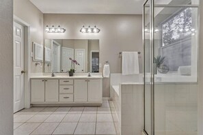 Hair dryer - Lovely Woodlands home w/heated pool and spa! (Spring)
