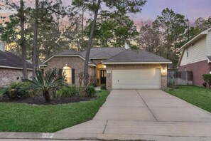 Exterior - Lovely Woodlands home w/heated pool and spa! (Spring)