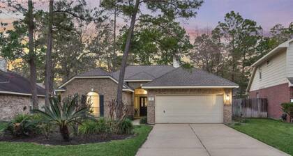 Lovely Woodlands home w/heated pool and spa!