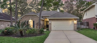 Lovely Woodlands home w/heated pool and spa!