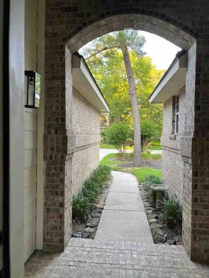 Property grounds - Lovely Woodlands home w/heated pool and spa! (Spring)