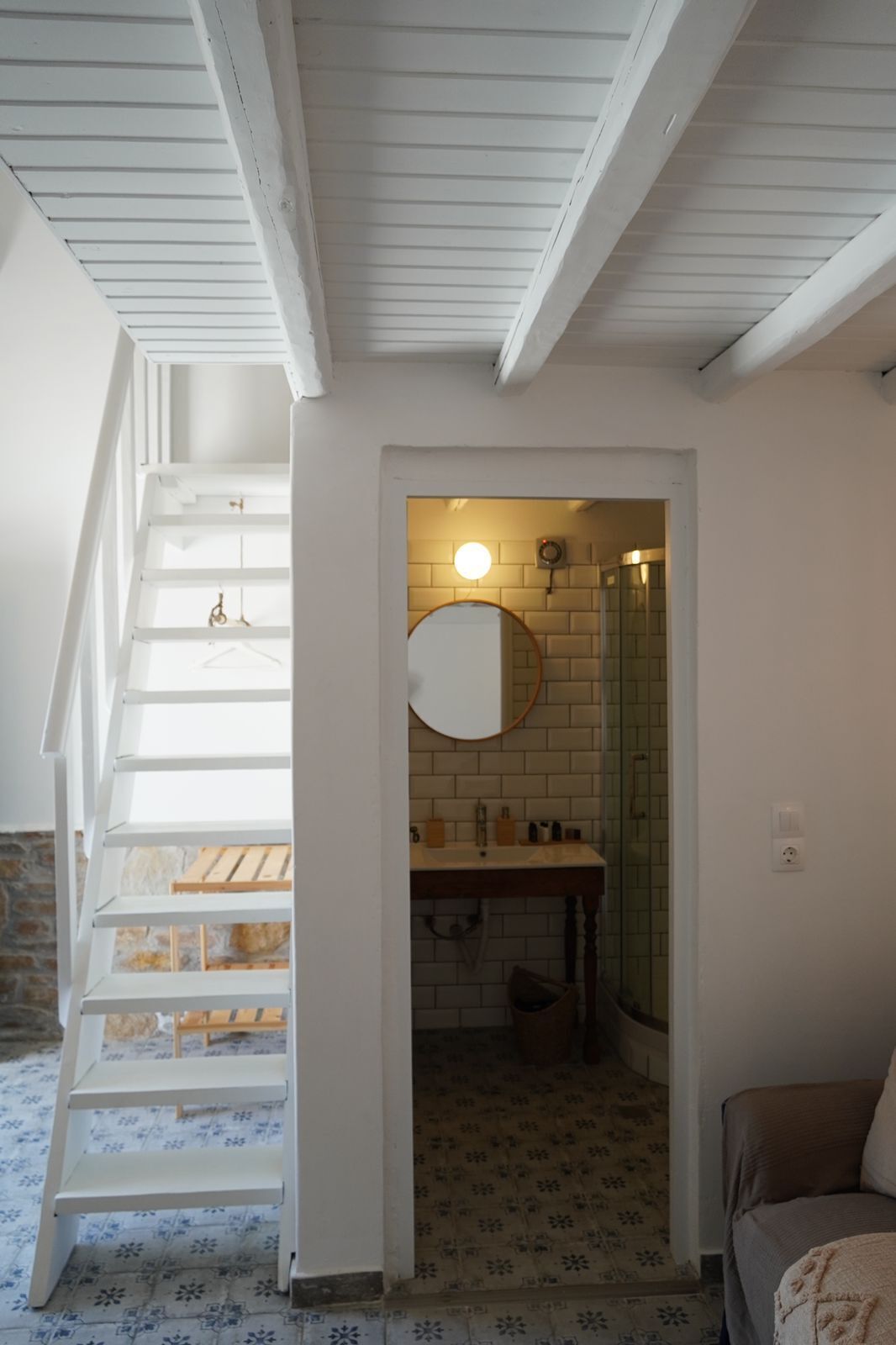 Bungalow, lanai, vistas al mar | Zona de estar | Smart TV de 42 pulgadas con canales por satélite