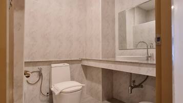 Deluxe Room, Hill View | Bathroom