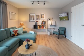 Televisión, chimenea, libros, estéreo