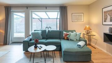 Fernseher, Kamin, Bücher, Stereoanlage