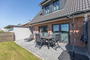 Outdoor dining - Semi-detached house "Utblick" on Nordstrand for up to 4 people (Nordstrand)