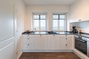 Fridge, microwave, oven, stovetop - Semi-detached house "Utblick" on Nordstrand for up to 4 people (Nordstrand)