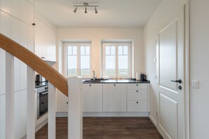 Kjøleskap, ovn, kokeplater og oppvaskmaskin