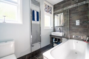 Serviettes fournies, savon, papier toilette