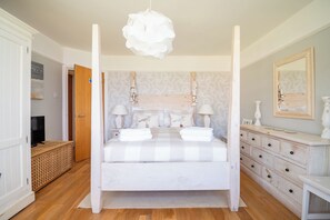 8 chambres, fer et planche à repasser, Wi-Fi, draps fournis