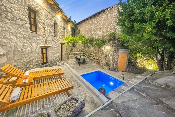 Pool with sun loungers.