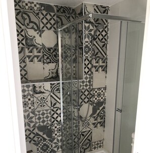 Dusche, Haartrockner, Handtücher, Seife