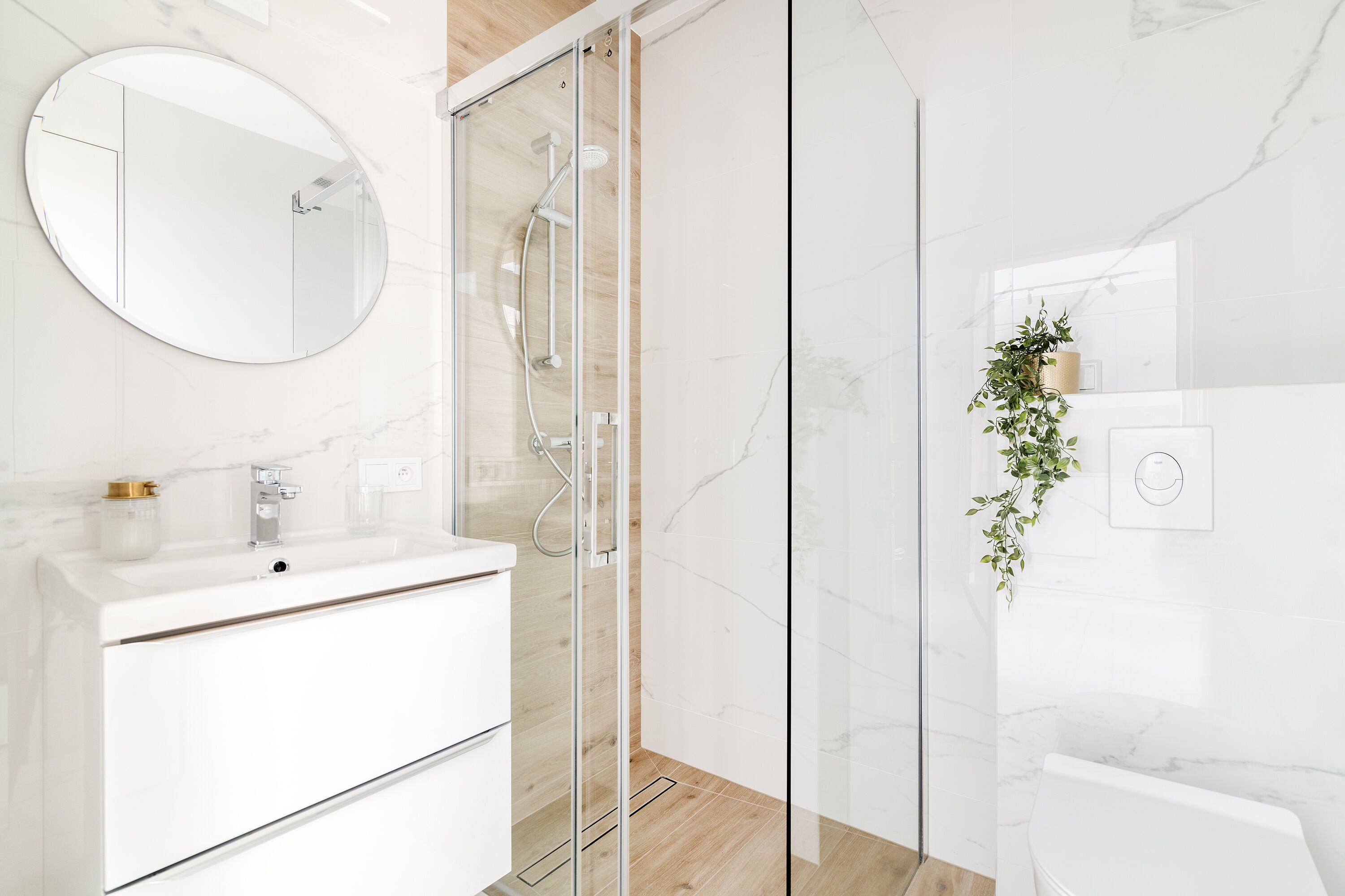 Luxury Suite | Bathroom | Shower, rainfall showerhead, hair dryer, towels