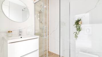 Luxury Suite | Bathroom | Shower, rainfall showerhead, hair dryer, towels