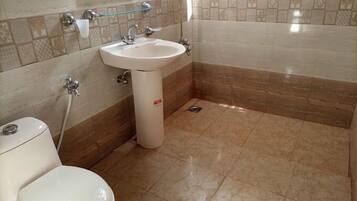 Habitación Deluxe doble | Baño | Ducha, artículos de higiene personal de diseño, toallas y jabón