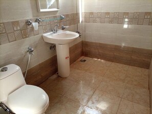 Deluxe Double Room | Bathroom | Shower, designer toiletries, towels, soap - Shisper View Hotel (Pasu)