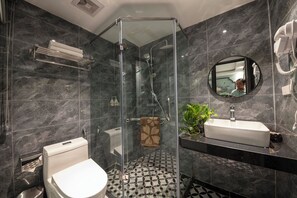 Exclusive Double Room | Premium bedding, minibar, desk, soundproofing - Amica Premier Hotel and Travel (Hanoi)