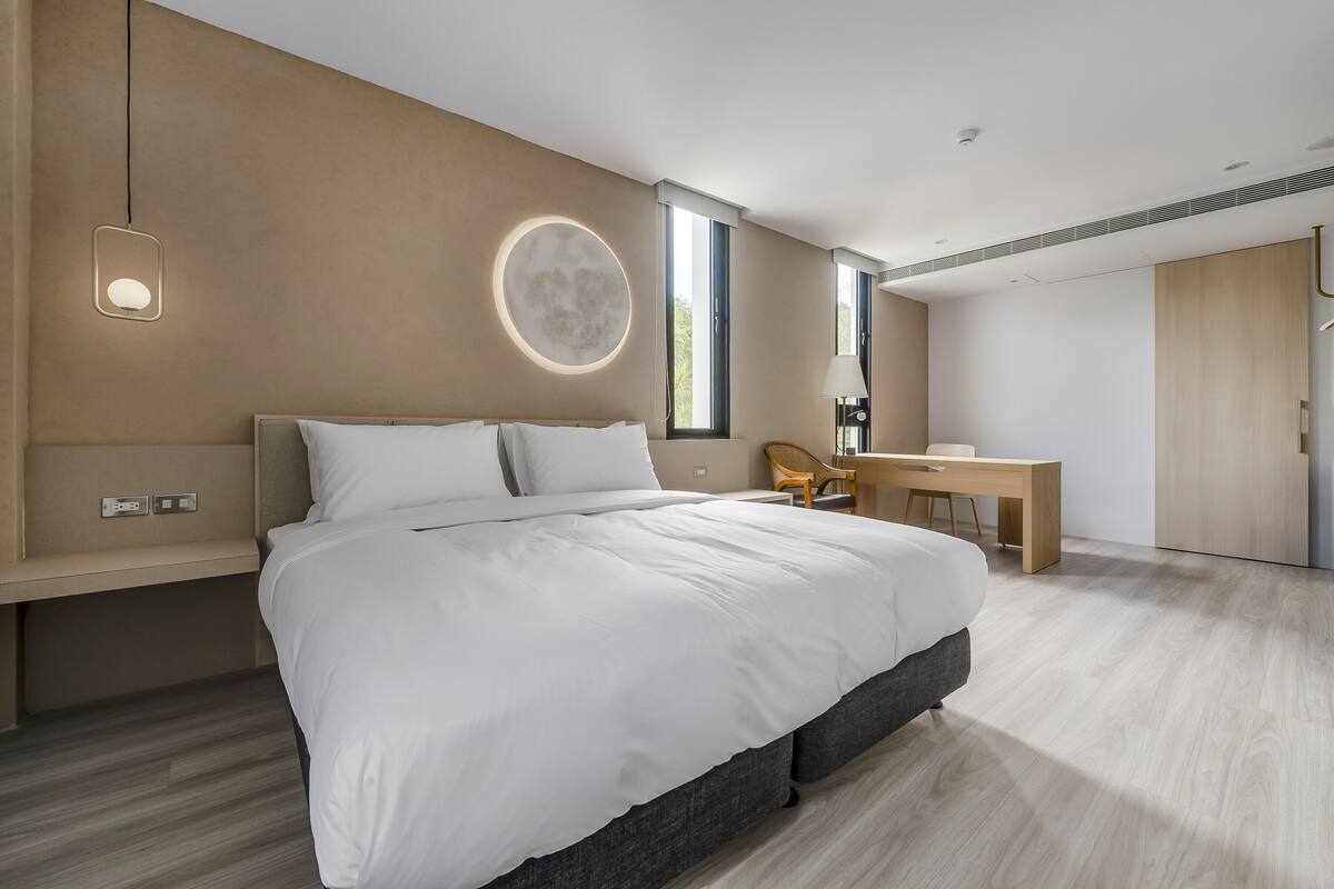 Cortines opaques, wifi gratuïta i roba de llit 