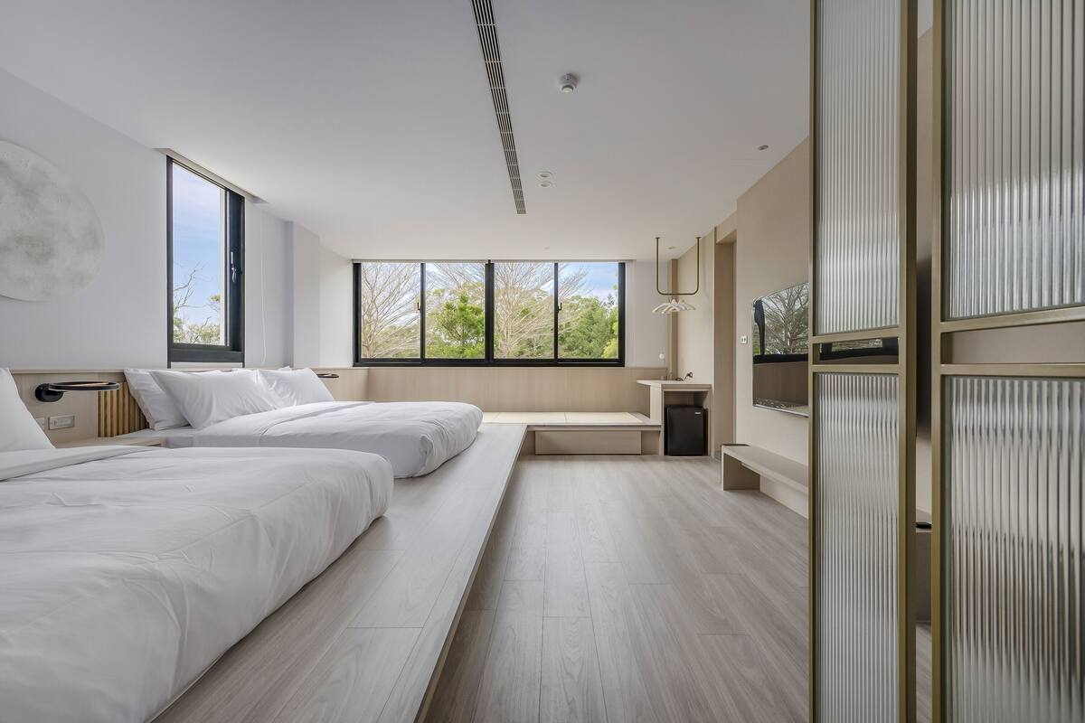 Cortinas blackout, wifi gratis y ropa de cama