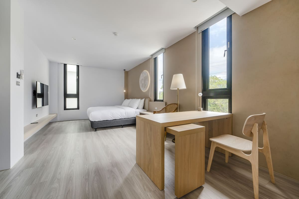 Cortinas blackout, wifi gratis y ropa de cama